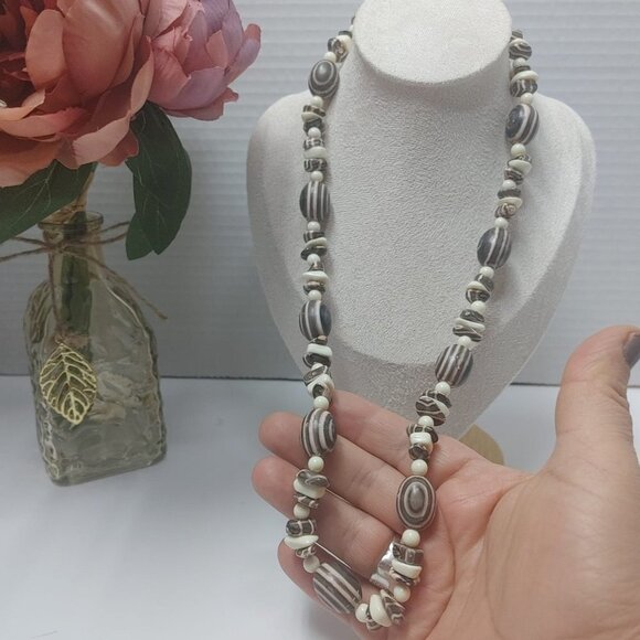 3/$30 Boho Brown White Striped Lucite Bead Neckalce Single Strand Long - Picture 4 of 7
